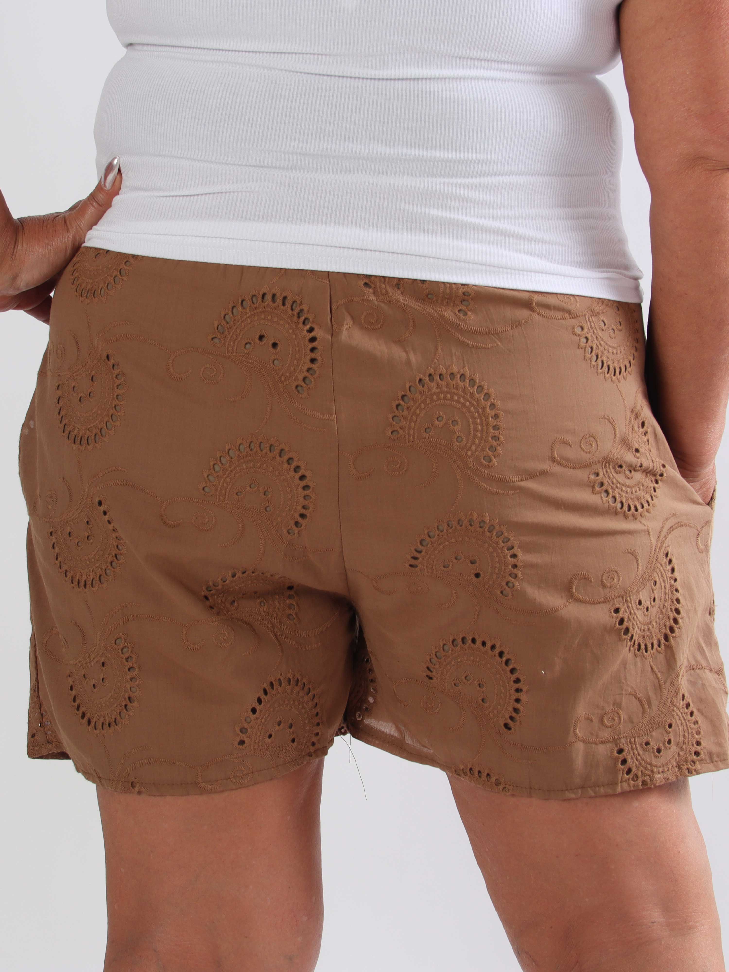 Pams Broderie Shorts - Højtaljede plus size shorts i broderie anglaise
